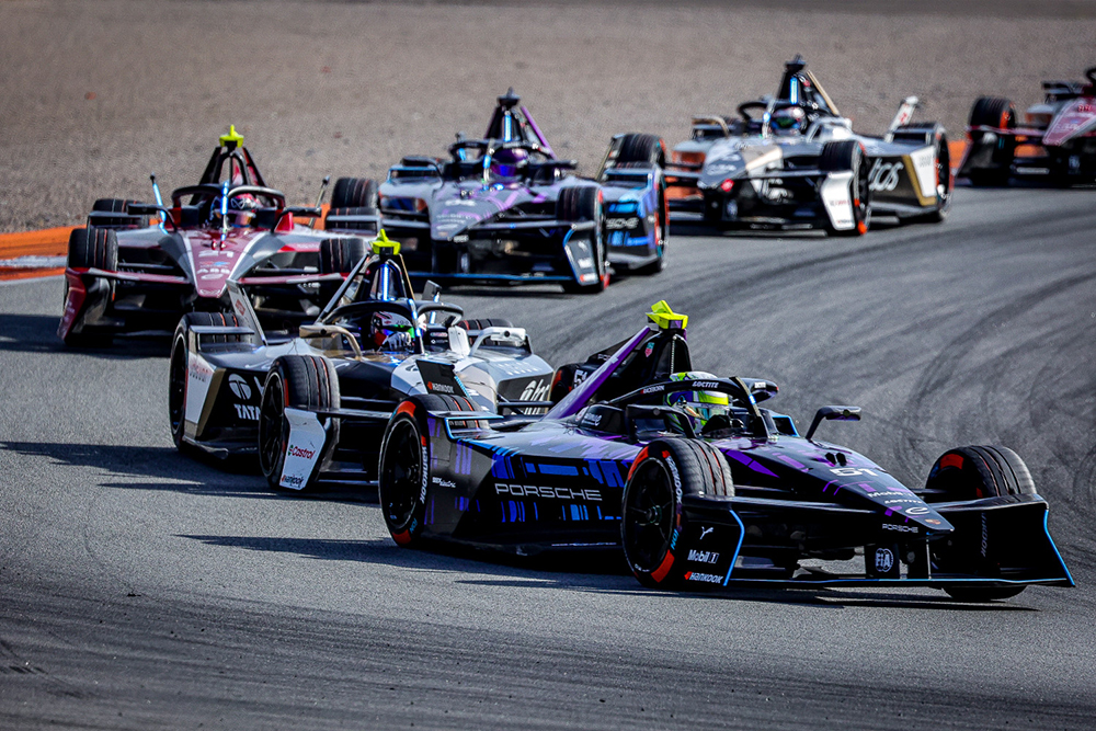 formula_e_season_12_pre-season_testing_on-track_action