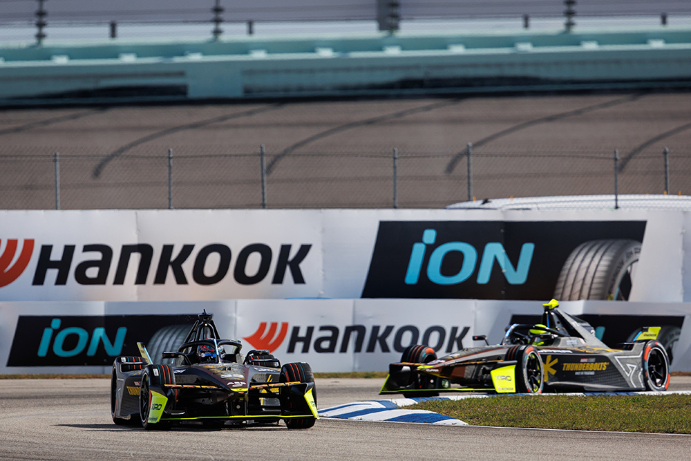 포뮬러_e_2025_마이애미_e_prix_경기_장면_1